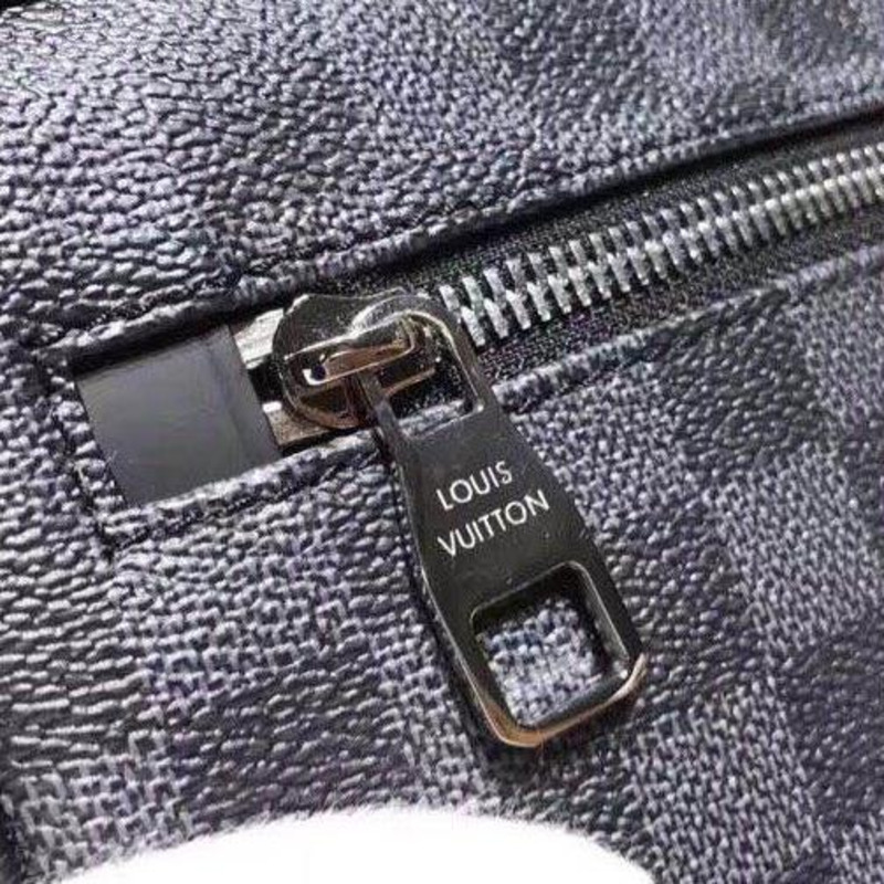 l**is V*t*n toiletry pouch